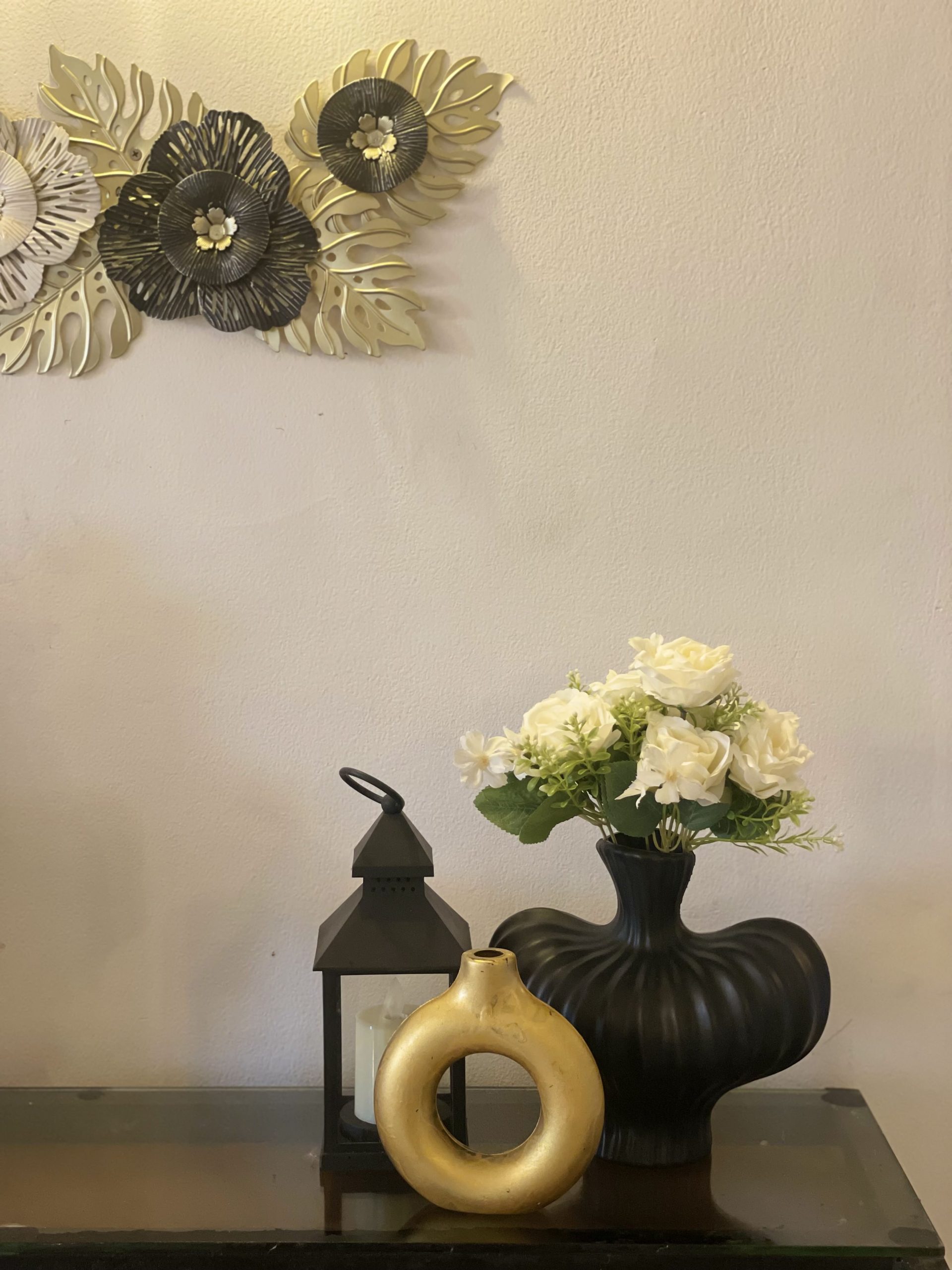 Urban Eclipse Vase with Royal White Elegance