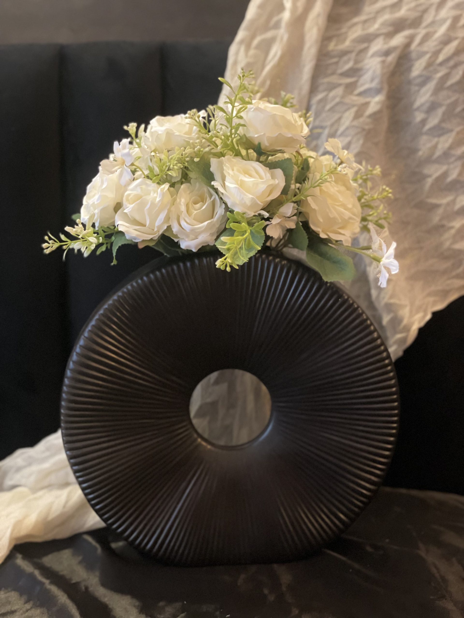 Infinity Bloom Ring Vase - Black