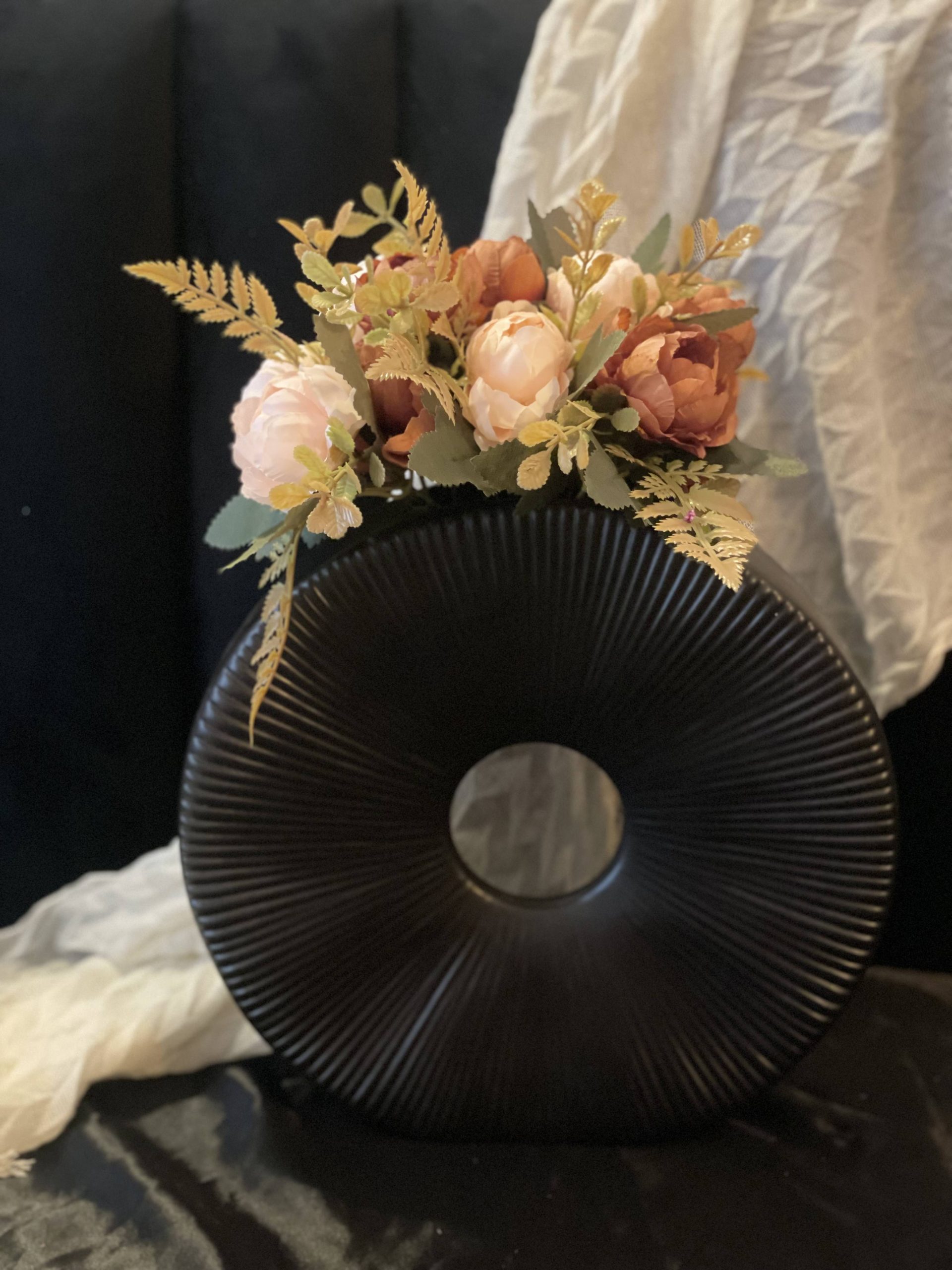 Infinity Bloom Ring Vase - Black
