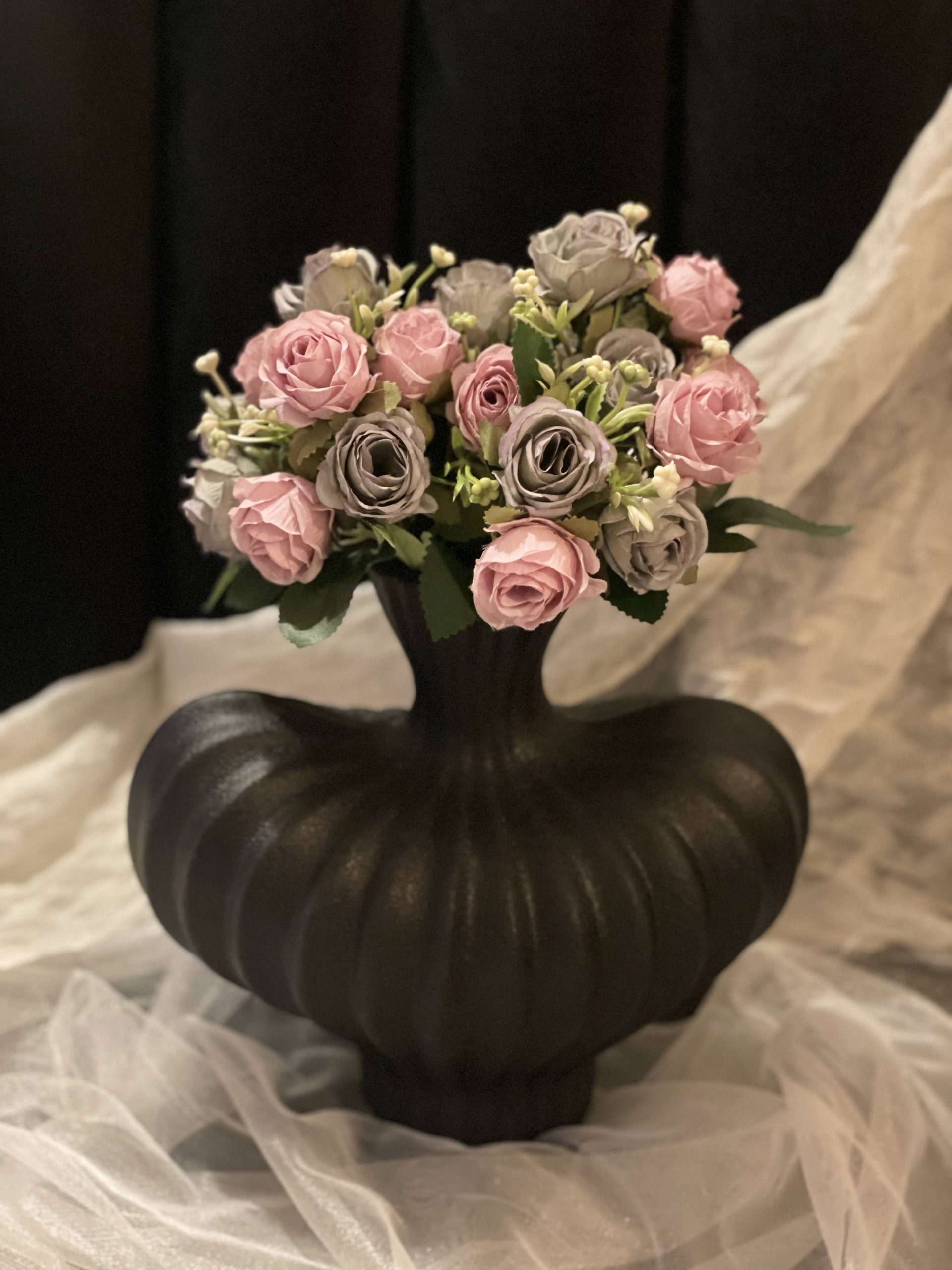 Urban Eclipse Vase with 2 Rosy Dreams Bunches